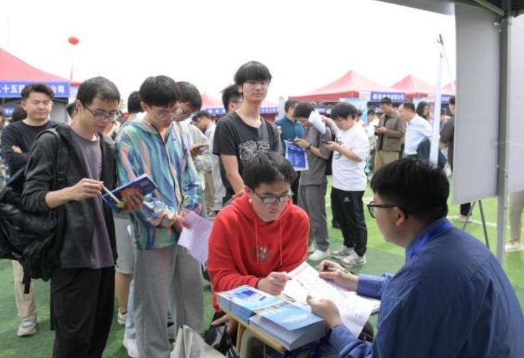 百家乐
举办春季大型招聘会