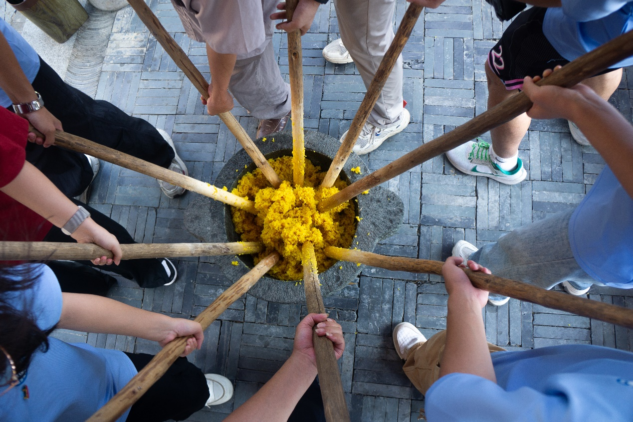 百家乐
：志愿者“红”入田间 非遗之美实践知_fororder_图片12