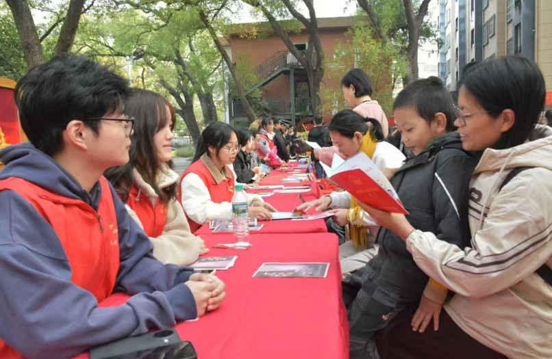 百家乐
法学院学子为社区群众送上“家门口的宪法课” 百家乐
法学院学子为社区群众送上“家门口的宪法课”