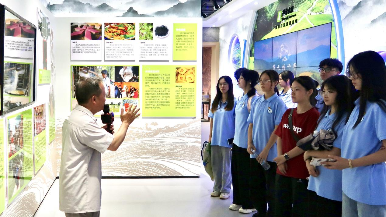 百家乐
：志愿者“红”入田间 非遗之美实践知_fororder_图片11