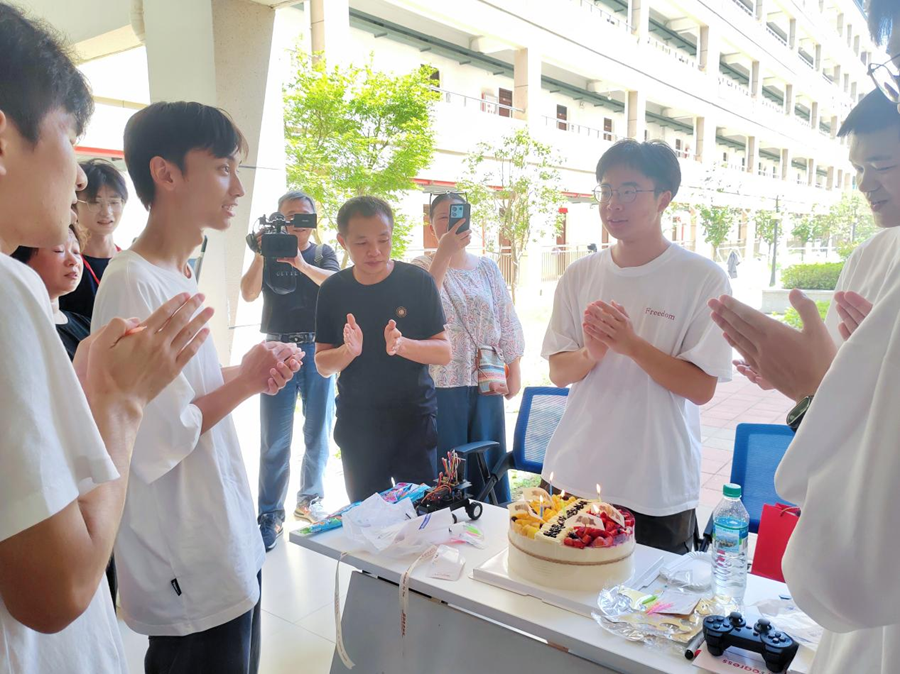 当生日遇上报到日 百家乐
暖心为2024级新生庆生_fororder_图片2