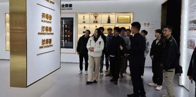 百家乐
：携毕业生进企业 解锁求职“新密码”