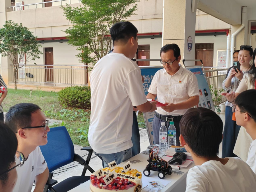 当生日遇上报到日 百家乐
暖心为2024级新生庆生_fororder_图片1